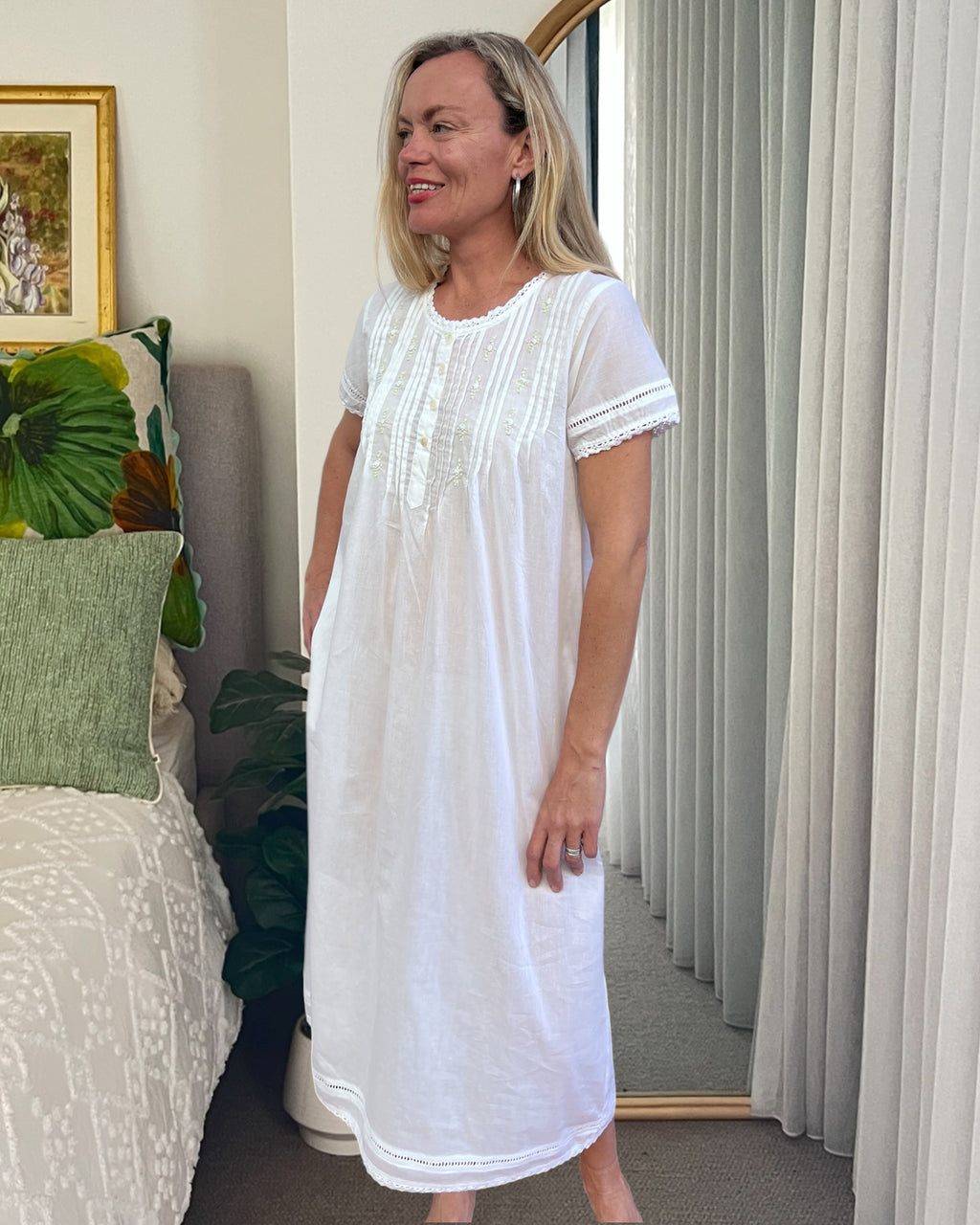 Betty nightgown in white cotton voile, short sleeve with hand embroidered roses