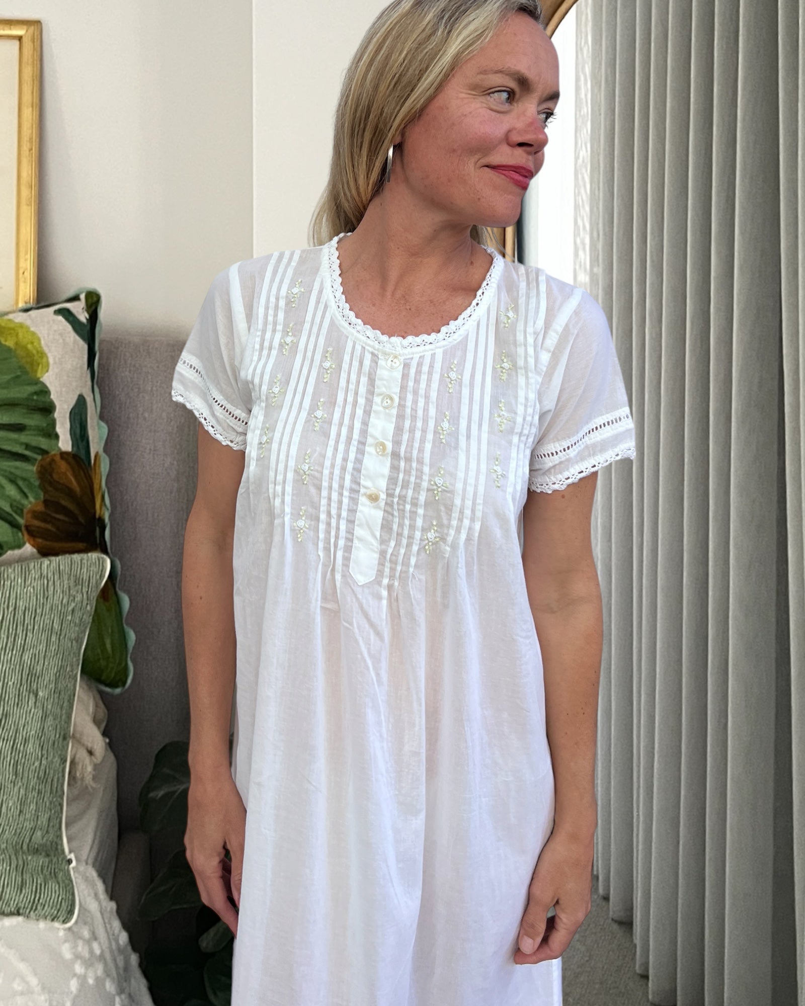 Betty nightgown in white cotton voile, short sleeve with hand embroidered roses