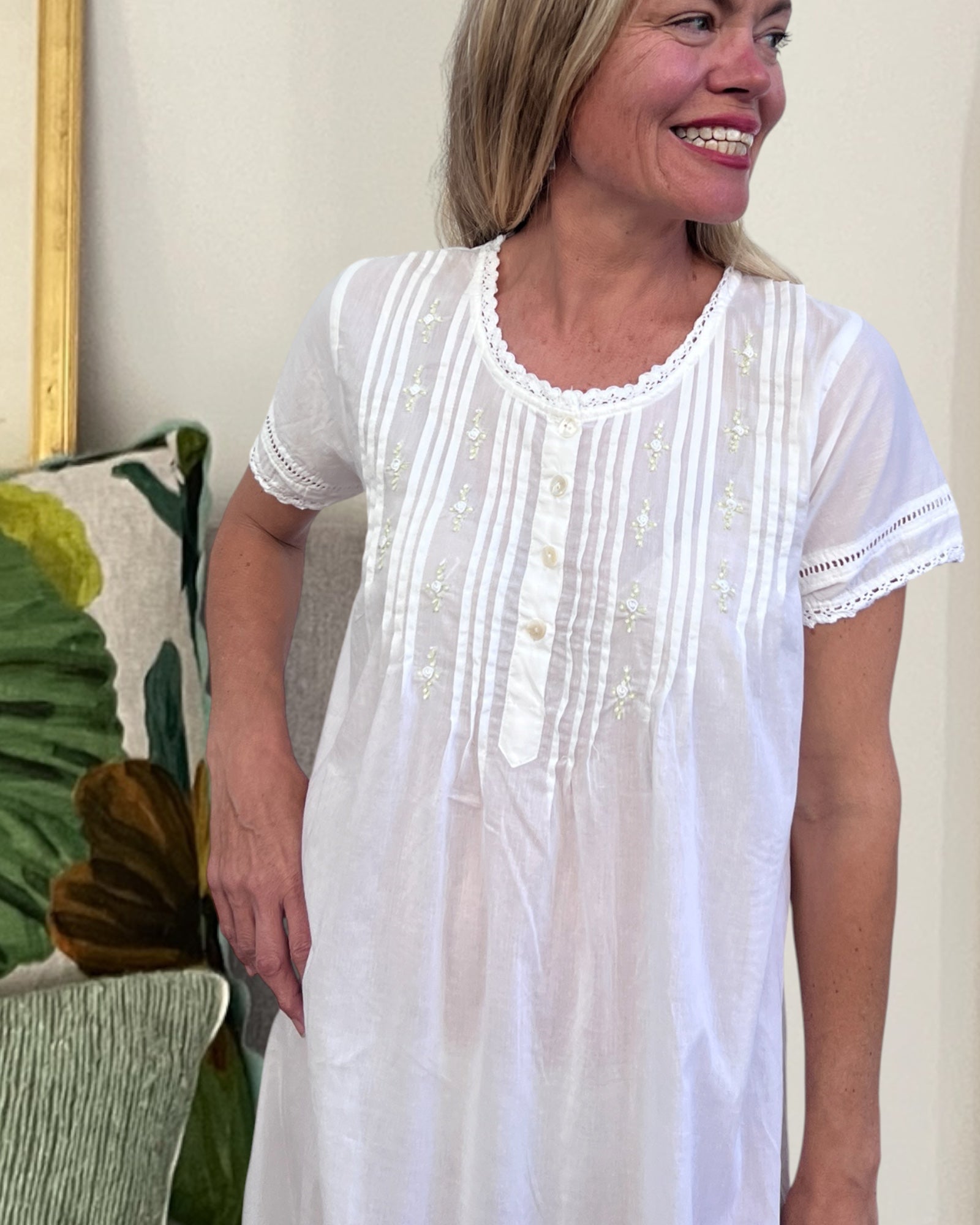 Betty nightgown in white cotton voile, short sleeve with hand embroidered roses