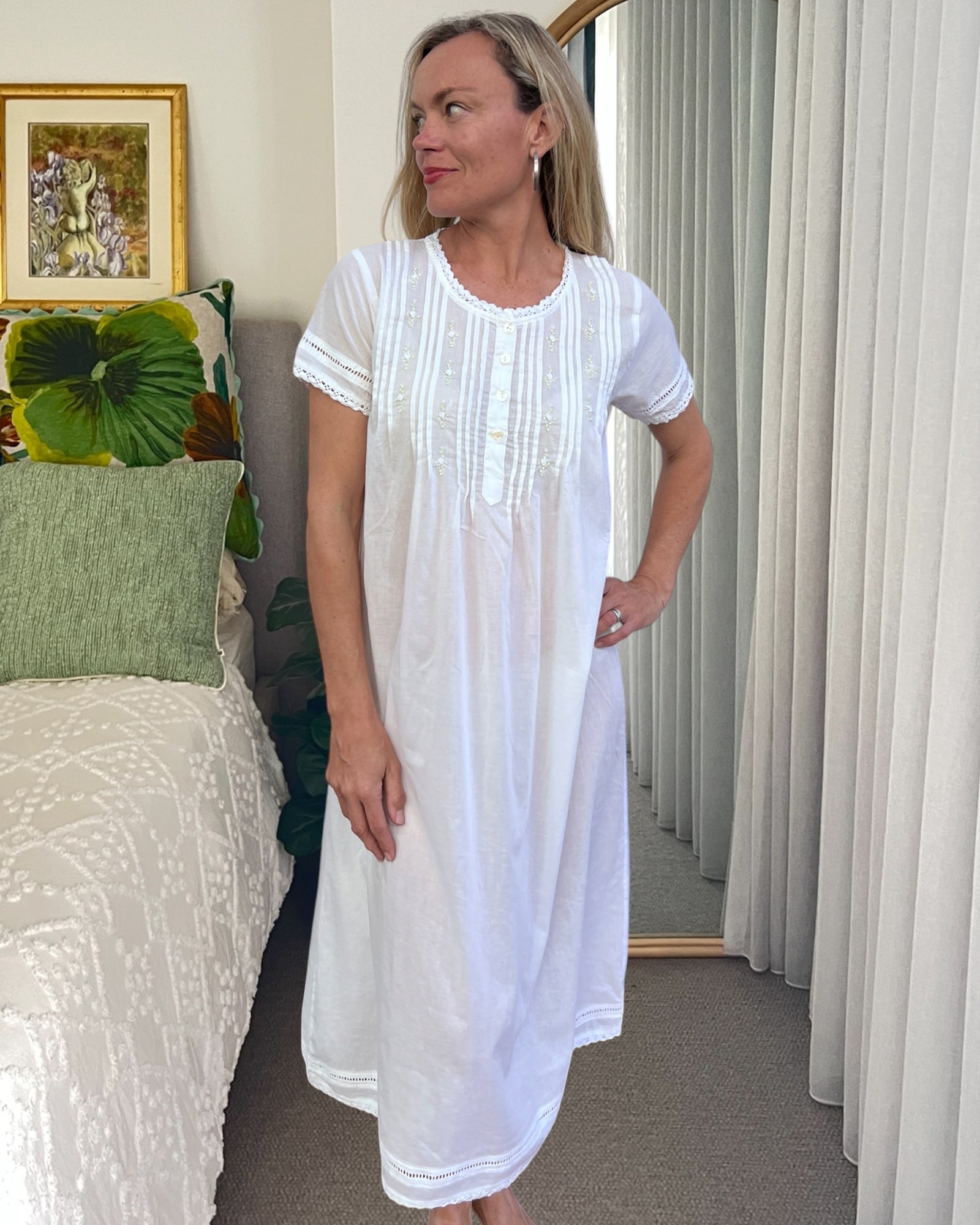 Betty nightgown in white cotton voile, short sleeve with hand embroidered roses