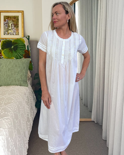 Betty nightgown in white cotton voile, short sleeve with hand embroidered roses